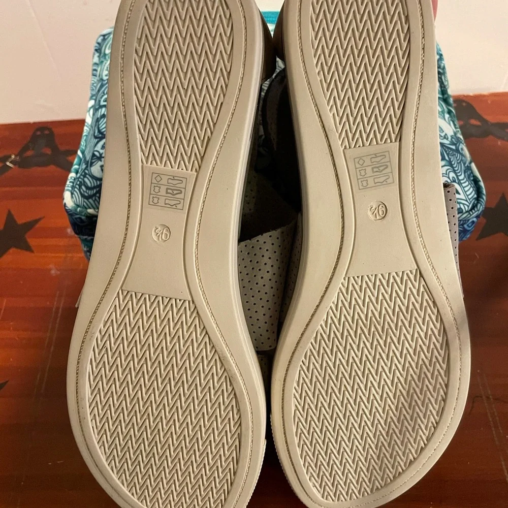 Women's Perforated Crossover Strap Sandals - Taupe